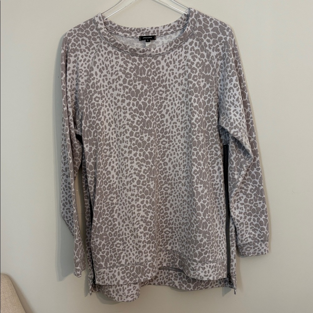 Stella & Dot Gray Leopard Print Long Sleeve Sweatshirt Size Large